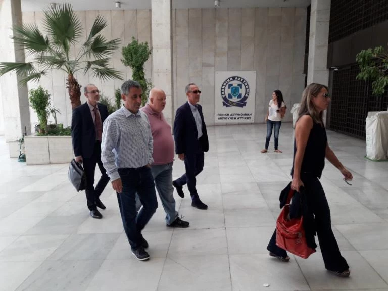 Στο Α.Τ. Εξαρχείων τρεις δημοσιογράφοι του «Φιλελεύθερου» μετά τη μήνυση του Πάνου Καμμένου (βίντεο)
